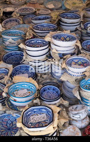 Typische traditionelle Keramik Schalen zum Verkauf mit den Preisangaben in Euro am Alten Markt - Mercado-in Ortigia, Syrakus, Sizilien Stockfoto