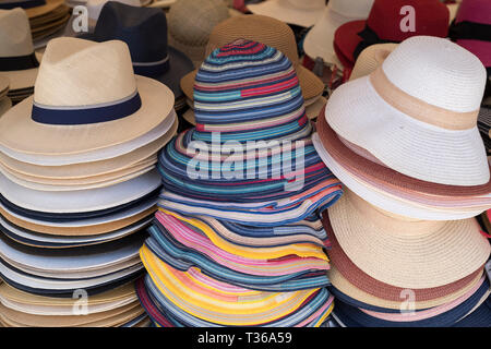 Panama und Stroh eine Mütze auf der Anzeige für den Verkauf auf dem Markt an der alten Straße Marktstand - Mercado-in Ortigia, Syrakus, Sizilien Stockfoto