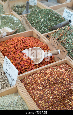 Getrocknete Ware, Gewürze und Würzmittel auf der Anzeige für den Verkauf auf dem Markt an der alten Straße Marktstand - Mercado-in Ortigia, Syrakus, Sizilien Stockfoto