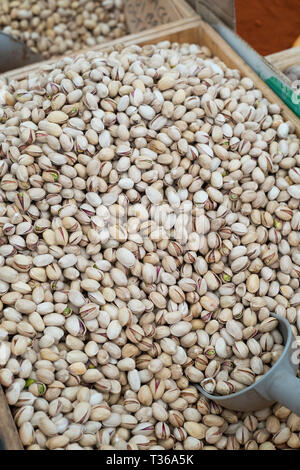 Pistazien mit Schaufel auf Anzeige zum Verkauf auf dem Markt an der alten Straße Marktstand - Mercado-in Ortigia, Syrakus, Sizilien Stockfoto