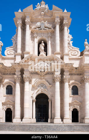 Dom von Syrakus cathedralTemple der Minerva - Tempio di Minerva - Frontansicht in Piazza Duomo, Ortigia, Sizilien, Italien Stockfoto