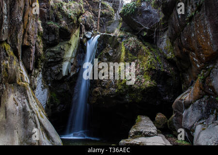 Schöne lange Belichtung foto Wasserfall in Bulgarien. Stockfoto