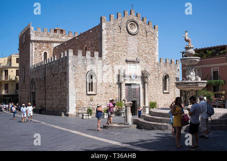 Dom von Taormina und Brunnen, Ost Sizilien, Italien Stockfoto