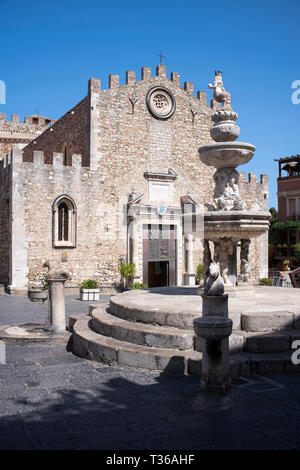 Dom von Taormina und Brunnen, Ost Sizilien, Italien Stockfoto