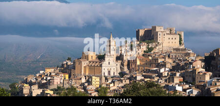 Caccamo Schloss und Alte Stadt mit barocken Architektur im Norden von Sizilien, Italien Stockfoto