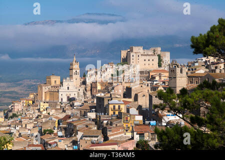 Caccamo Schloss und Alte Stadt mit barocken Architektur im Norden von Sizilien, Italien Stockfoto