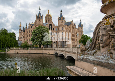 Schwerin, Deutschland - 10. Mai 2014: Blick auf berühmte Schweriner Schloss mit der goldenen Kuppel, Sitz der Landtag von Mecklenburg-Vorpommern. Stockfoto