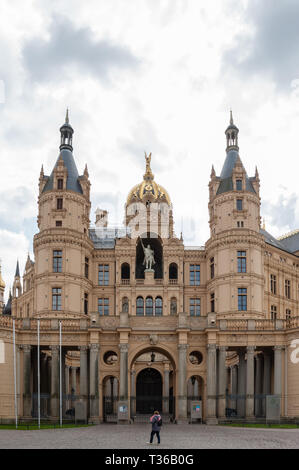 Schwerin, Deutschland - 10. Mai 2014: Ansicht vorne an der berühmten Schweriner Schloss, Sitz des Parlaments von Mecklenburg-vorpommern in Schwerin, Deutschland an OV Stockfoto