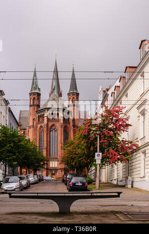 Schwerin, Deutschland - 10. Mai 2014: Blick auf St. Pauls Kirche aus Moritz-Wiggers-Straße in Schwerin, Deutschland an bewölkten Tag. Stockfoto