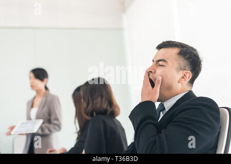 Young Business Menschen langweilig zu treffen Stockfoto