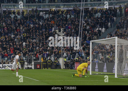 Paulo Dybala von Juventus Turin FC feiert nach dem Scoring und JosŽ Manuel Reina der AC Mailand in der Serie A-Spiel bei der Allianz Stadion, Turin Stockfoto