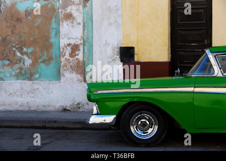 Grünen Ford Fairlane 500 vor dem Auto auf der Straße in Havanna, Kuba Stockfoto