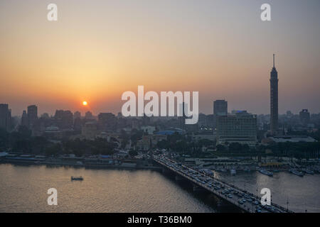 Kairo, Ägypten: Kairo Tower und der Qasr el Nil Bridge bei Sonnenuntergang. Auf Gezira Insel im Nil, der Turm ist der höchste Struktur in Ägypten. Stockfoto