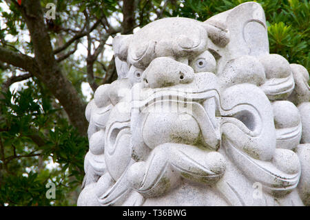 Nahaufnahme Bild der Kopf eines riesigen komainu (Hund - Lion wie Guardian) Stein Statue am Izanagi Schrein auf Awaji Island in Japan Stockfoto