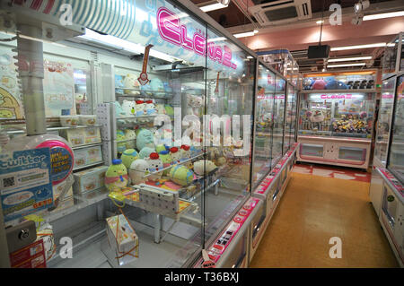 Tokyo, Japan - 5. Juli 2018: Bild einer typischen japanischen Spielzeug Kran Getränkeautomat in der Shinjuko Bezirk in Tokyo, Japan Stockfoto