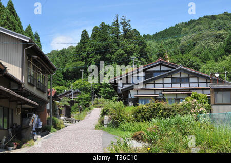 Tsumago, Nagano, Japan - 30. Juli 2018: Blick auf einige typische japanische Häuser auf dem berühmten nakasendo Road Trail zwischen Magome und Tsumago in Japan Stockfoto