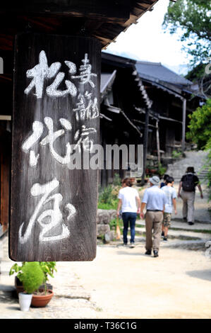 Tsumago, Nagano, Japan - 31. Juli 2018: Schließen Sie herauf Bild eines Japanischen geschrieben Holzbrett hängen von einem typischen Haus der Tsumago-Juku, auf der fam Stockfoto