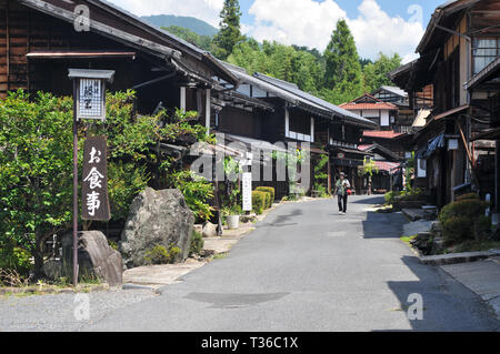 Tsumago, Nagano, Japan - 31. Juli 2018: die schöne Aussicht auf das Dorf und die Holzhäuser des Tsuamgo-Juku, auf diedie berühmten nakasendo Road tra entfernt Stockfoto