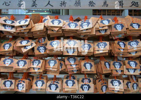 Osaka, Kansai, Japan - 22. September 2018: Schließen Sie herauf Bild der vielen Ema (votiv Plaques) hängen am Tsuyunoten Heiligtum in Osaka Stockfoto