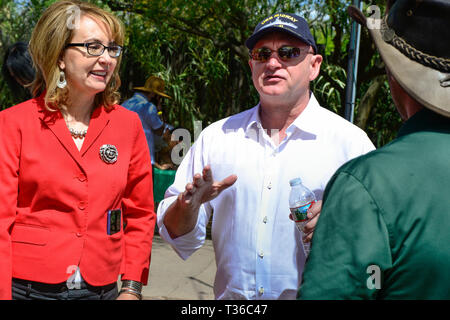 Ehemalige Kongressabgeordnete Gabi Gifford, und Ihr ehemaliger Astronaut Mann Mark Kelly, der sich für den US-Senat, sprechen mit einem Mann in Tucson, AZ Stockfoto