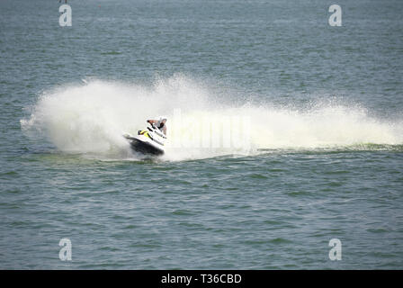 Sri Lanka. 06 Apr, 2019. Ein Teilnehmer konkurriert in der Jetski sport Runabout während der Jet Ski Meisterschaft in Colombo, Sri Lanka am 06. April 2019 begrenzt. Credit: Pradeep Dambarage/Pacific Press/Alamy leben Nachrichten Stockfoto