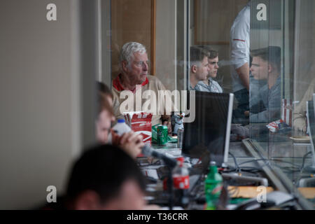 Bloomington, Indiana, USA. 6 Apr, 2019. Ehemalige Indiana University NCAA Division 1 Basketball Trainer Bob Knight in der Presse Kasten sitzt wie die Hoosiers ein Baseball während doppelte überschrift gegen Penn State spielen. Es ist Knight's ersten öffentlichen Auftritt an IU seit September 2000, als er als Basketball Trainer gefeuert. Ritter trainierte die Hoosiers zu NCAA-Meisterschaften 1976, 1981 und 1987. Quelle: Jeremy Hogan/Alamy Leben Nachrichten. Stockfoto