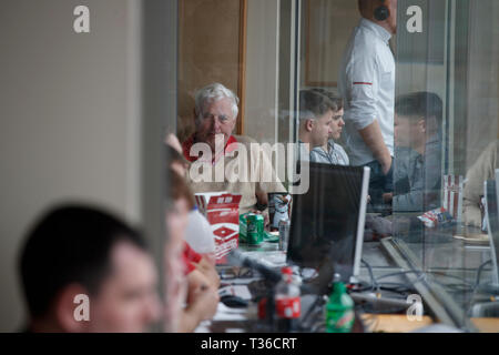 Bloomington, Indiana, USA. 6 Apr, 2019. Ehemalige Indiana University NCAA Division 1 Basketball Trainer Bob Knight in der Presse Kasten sitzt wie die Hoosiers ein Baseball während doppelte überschrift gegen Penn State spielen. Es ist Knight's ersten öffentlichen Auftritt an IU seit September 2000, als er als Basketball Trainer gefeuert. Ritter trainierte die Hoosiers zu NCAA-Meisterschaften 1976, 1981 und 1987. Quelle: Jeremy Hogan/Alamy Leben Nachrichten. Stockfoto