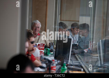 Bloomington, Indiana, USA. 6 Apr, 2019. Ehemalige Indiana University NCAA Division 1 Basketball Trainer Bob Knight in der Presse Kasten sitzt wie die Hoosiers ein Baseball während doppelte überschrift gegen Penn State spielen. Es ist Knight's ersten öffentlichen Auftritt an IU seit September 2000, als er als Basketball Trainer gefeuert. Ritter trainierte die Hoosiers zu NCAA-Meisterschaften 1976, 1981 und 1987. Quelle: Jeremy Hogan/Alamy Leben Nachrichten. Stockfoto