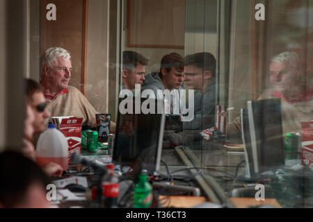 Bloomington, Indiana, USA. 6 Apr, 2019. Ehemalige Indiana University NCAA Division 1 Basketball Trainer Bob Knight in der Presse Kasten sitzt wie die Hoosiers ein Baseball während doppelte überschrift gegen Penn State spielen. Es ist Knight's ersten öffentlichen Auftritt an IU seit September 2000, als er als Basketball Trainer gefeuert. Ritter trainierte die Hoosiers zu NCAA-Meisterschaften 1976, 1981 und 1987. Quelle: Jeremy Hogan/Alamy Leben Nachrichten. Stockfoto