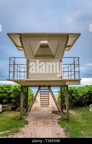 Moody Himmel über dem Kailua Strand Rettungsschwimmer Turm auf der Luv Seite von Oahu, Hawaii Stockfoto