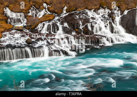 Hraunfossar ('Lava' in Englischer Sprache) im Distrikt Borgarfjörður ist eine Reihe von schönen Wasserfällen von rinnsalen Streaming aus dem Hallmundar Stockfoto