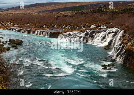 Hraunfossar ('Lava' in Englischer Sprache) im Distrikt Borgarfjörður ist eine Reihe von schönen Wasserfällen von rinnsalen Streaming aus dem Hallmundar Stockfoto