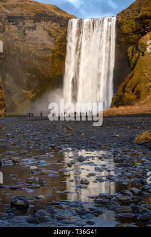 Skógafoss ist einer von Islands größten und schönsten Wasserfälle mit einer erstaunlichen Breite von 25 Metern (82 Fuß) und ein Rückgang von 60 Metern (197 Fuß) Stockfoto