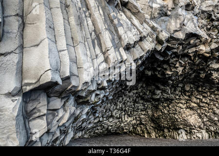 Reynisfjara ist ein Welt-berühmten schwarzen Sandstrand an der Südküste von Island gefunden, gleich neben dem kleinen Fischerdorf Vik. Stockfoto