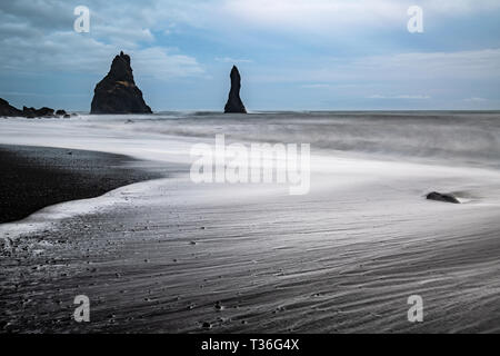 Reynisfjara ist ein Welt-berühmten schwarzen Sandstrand an der Südküste von Island gefunden, gleich neben dem kleinen Fischerdorf Vik. Stockfoto