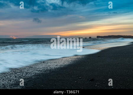 Reynisfjara ist ein Welt-berühmten schwarzen Sandstrand an der Südküste von Island gefunden, gleich neben dem kleinen Fischerdorf Vik. Stockfoto