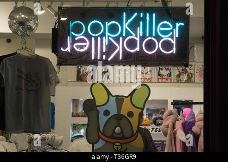 Los Angeles, CA/USA - 14. August 2018: Leuchtreklame für die "popkiller" Schaufenster in der Innenstadt von Los Angeles. Stockfoto