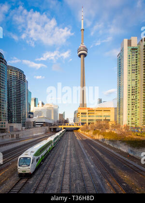 Ein Blick auf den CN Tower, Rogers Centre (SkyDome), Eigentumswohnungen, und ein Zug, Toronto, Ontario, Kanada. Stockfoto