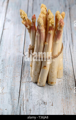 Bündel von frischem ungeschälten weißen Spargel im Frühjahr Stockfoto