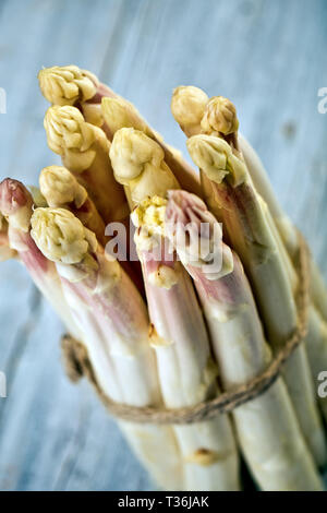 Bündel von frischem ungeschälten weißen Spargel im Frühjahr Stockfoto