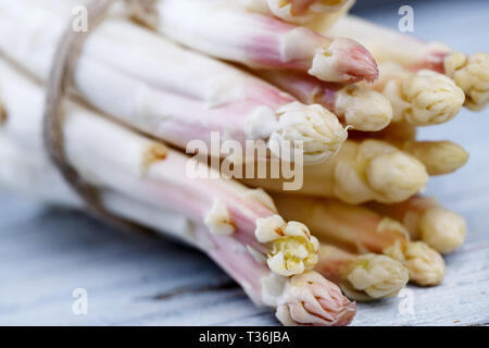 Bündel von frischem ungeschälten weißen Spargel im Frühjahr Stockfoto