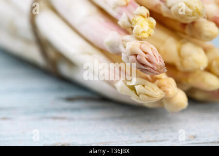 Bündel von frischem ungeschälten weißen Spargel im Frühjahr Stockfoto