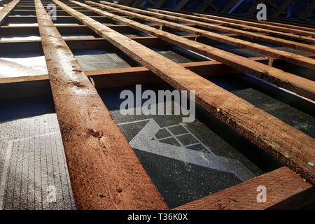 Vorbereitung von Dachkonstruktionen, bevor mit der Installation der Bleche Fliesen mit Isolierung, Abdichtung mit Hilfe des Film, Bretter und Balken 2019 Stockfoto