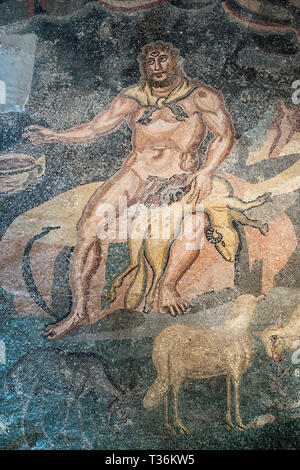 Ulysses, die in der Höhle des Polifem Mosaik aus Homers Odyssee in Triclinium Villa Romana del Casale, Piazza Armerina, Sizilien Stockfoto
