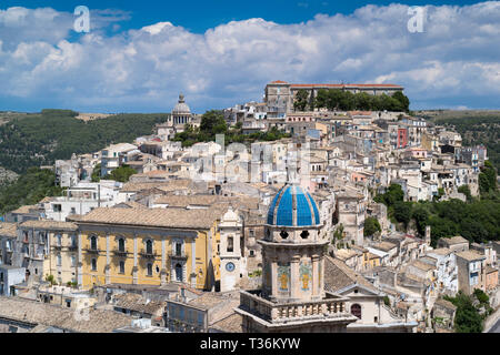 Luftaufnahme von Ragusa Ibla berühmten Hügel der Stadt mit Santa Maria delli' Idria eine Barockkirche im Vordergrund, Sizilien Stockfoto