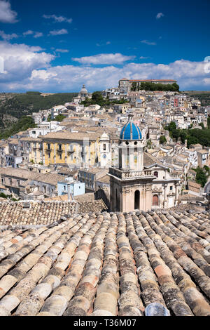 Luftaufnahme von Ragusa Ibla berühmten Hügel der Stadt mit Santa Maria delli' Idria eine Barockkirche im Vordergrund, Sizilien Stockfoto