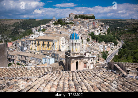 Luftaufnahme von Ragusa Ibla berühmten Hügel der Stadt mit Santa Maria delli' Idria eine Barockkirche im Vordergrund, Sizilien Stockfoto