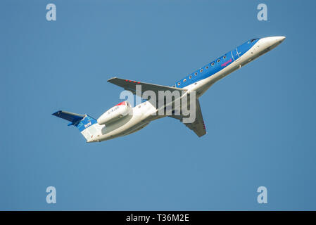 BMI British Midland International Embraer ERJ 145 Jet Airliner Flugzeug startet vom London Heathrow Airport London UK in blauem Himmel Stockfoto