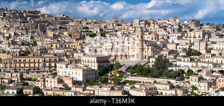 Antiken Hügel Stadt Modica Alta und der Kathedrale von San Giorgio, berühmt für die barocke Architektur von Modica Bassa, Sizilien Stockfoto