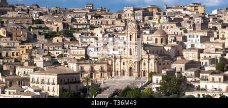 Antiken Hügel Stadt Modica Alta und der Kathedrale von San Giorgio, berühmt für die barocke Architektur von Modica Bassa, Sizilien Stockfoto